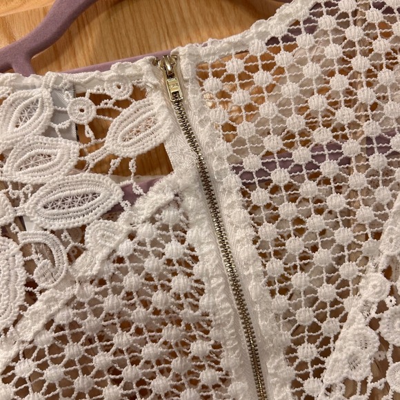 Selfie Leslie Reinhart Floral Asymmetrical Mesh Dress in White. - Picture 12 of 14